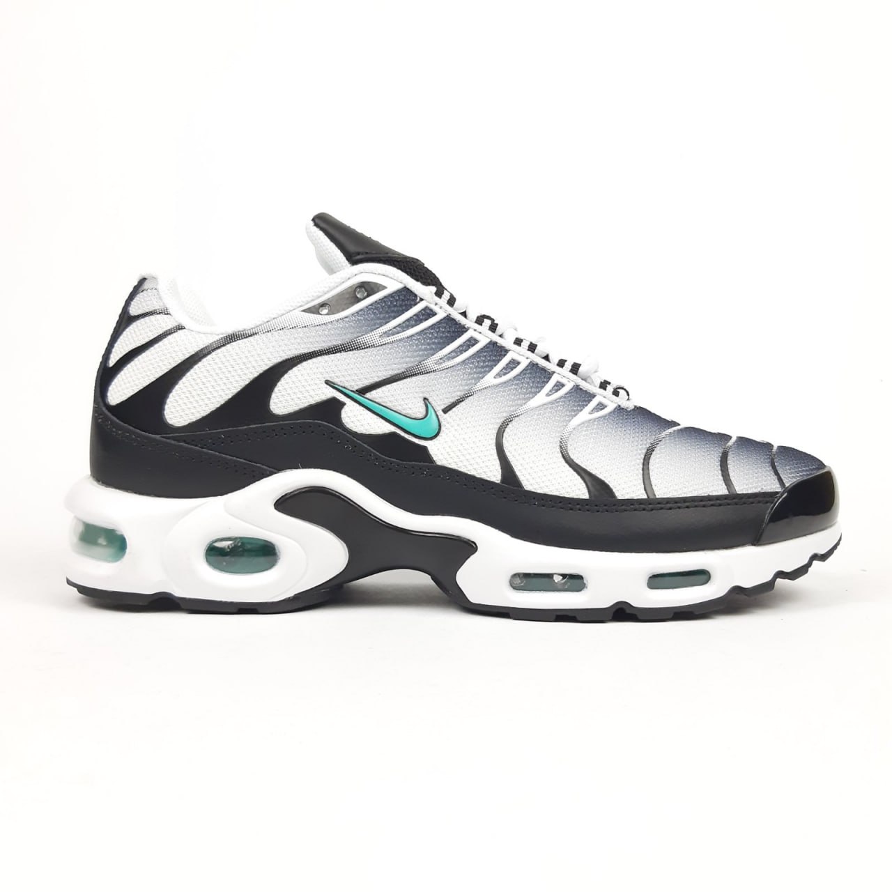 Nike Air Max Plus Sneakers TN белые с чорним и салатовим на шнуровке для города и путешествий кроссы