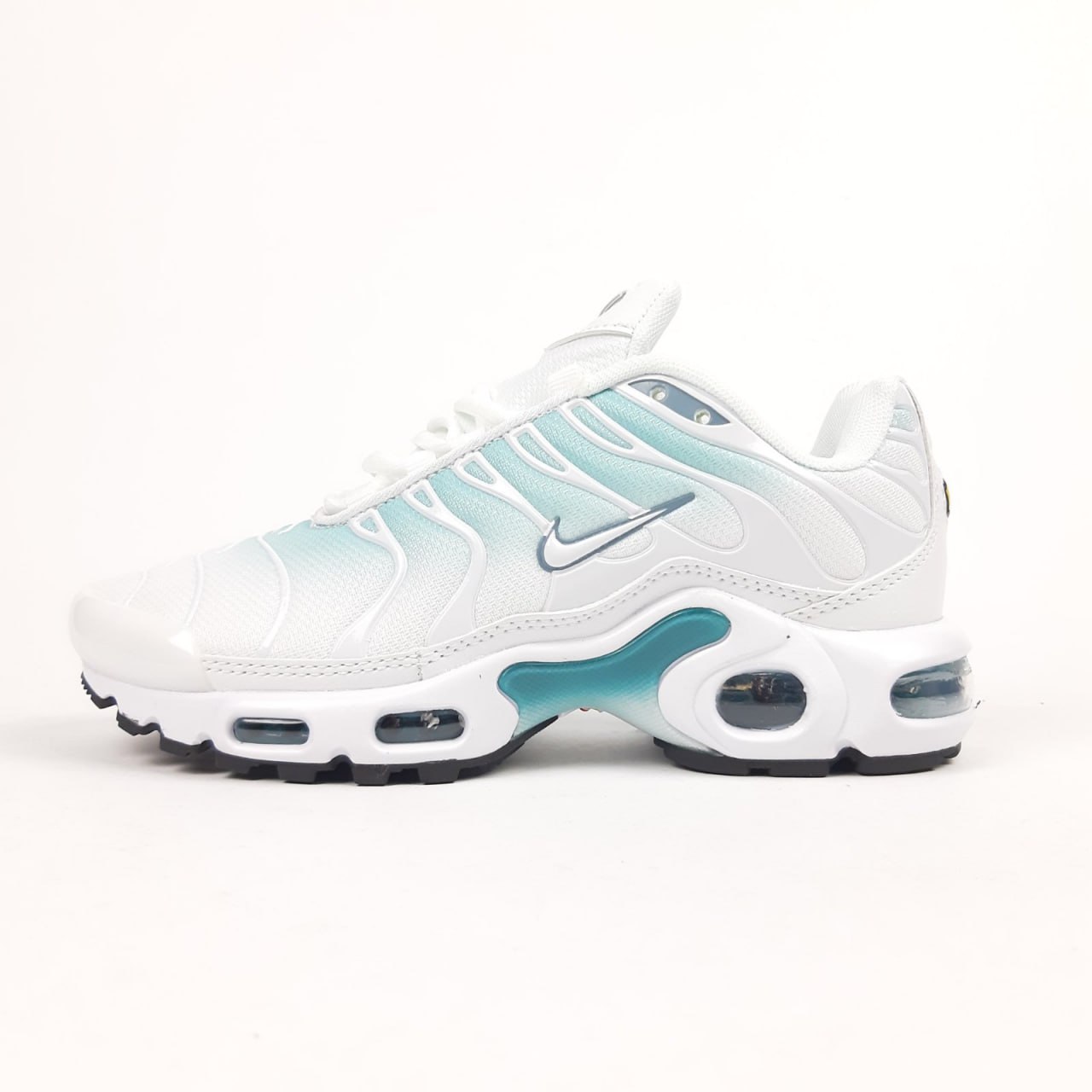 Кроссовки Nike Air Max Plus TN с бірюзою женские текстильные белые демисезонные повседневные спортивная обувь
