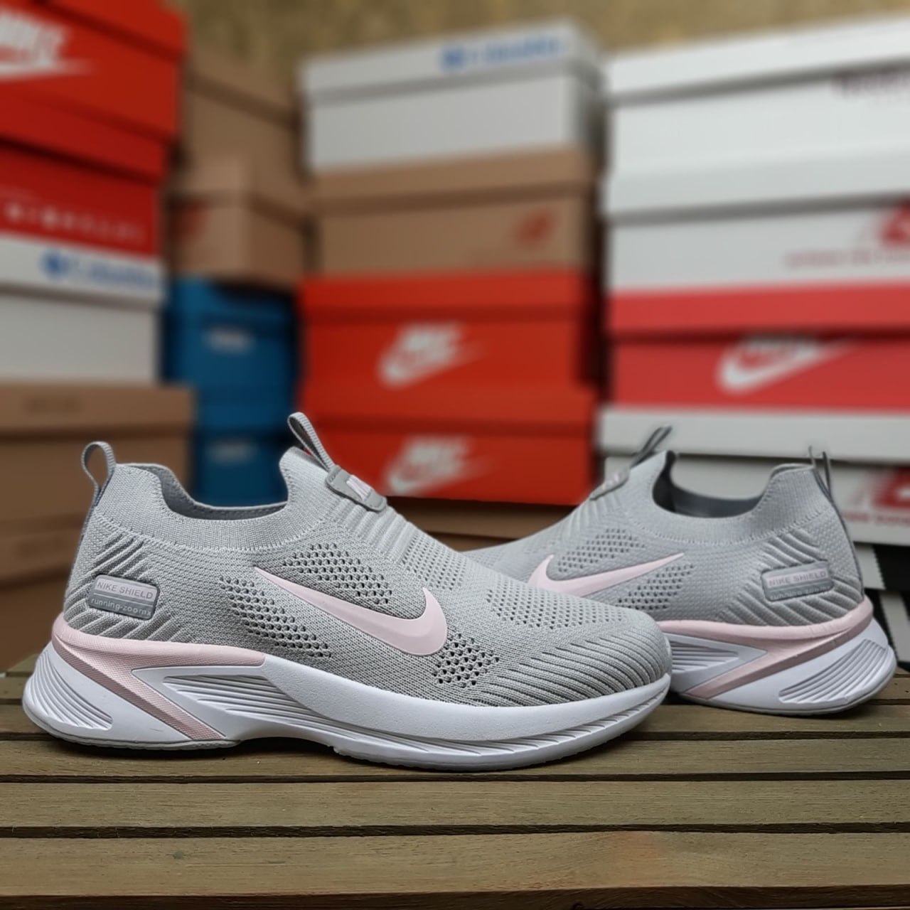 Кроссовки Nike Shield Running Zoom серые с рожевим женские текстильные демисезонные спортивные на шнуровке