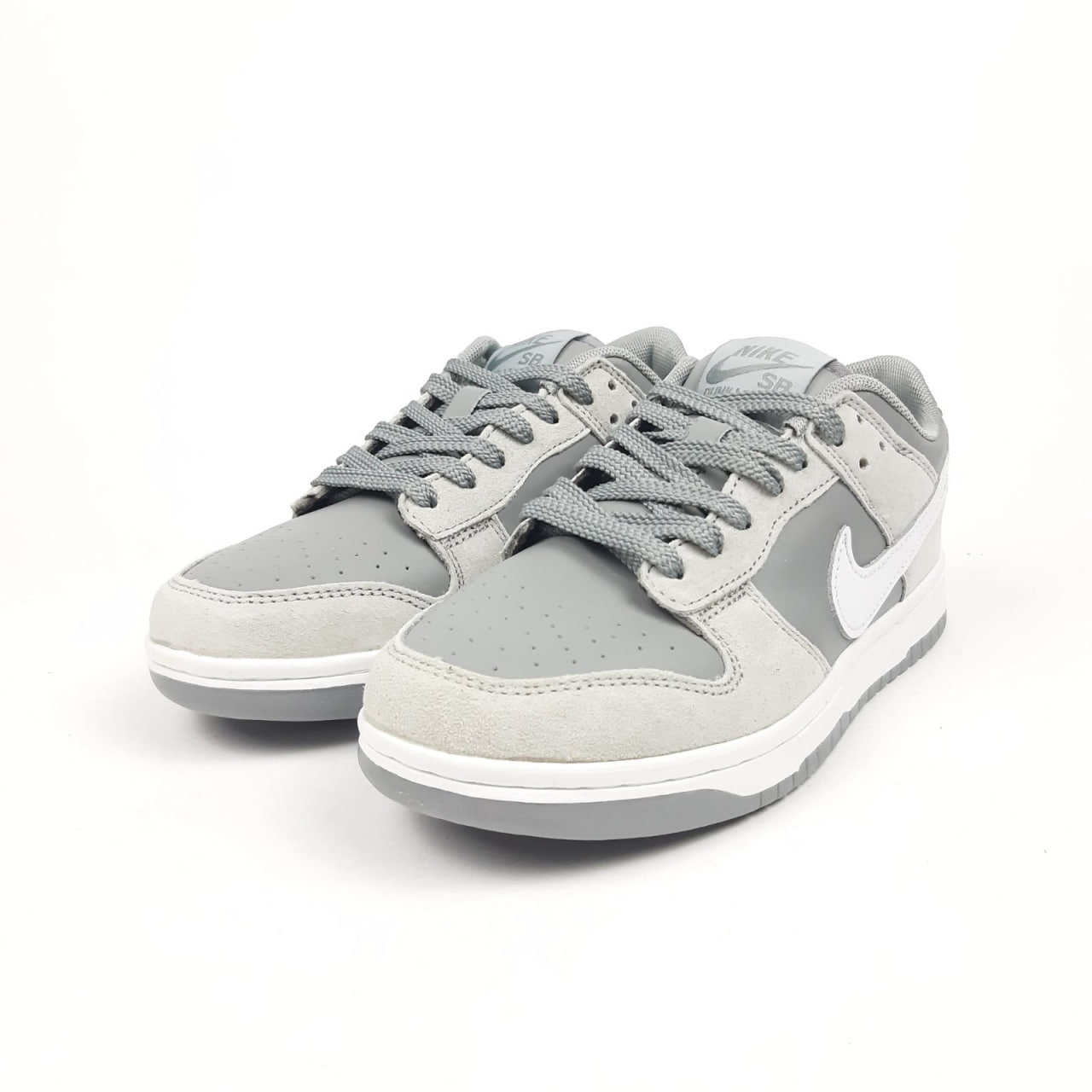 Кроссовки Nike SB Dunk Low серые с белым женские замшевые демисезонные стильные повседневные спортивная обувь